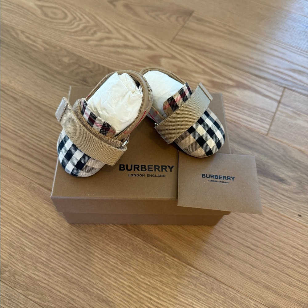 NWT Burberry crib shoes